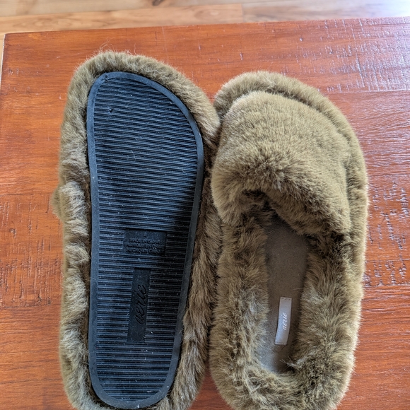Cozy Olive Faux Fur Slippers From Aerie Size 8 - Picture 2 of 4